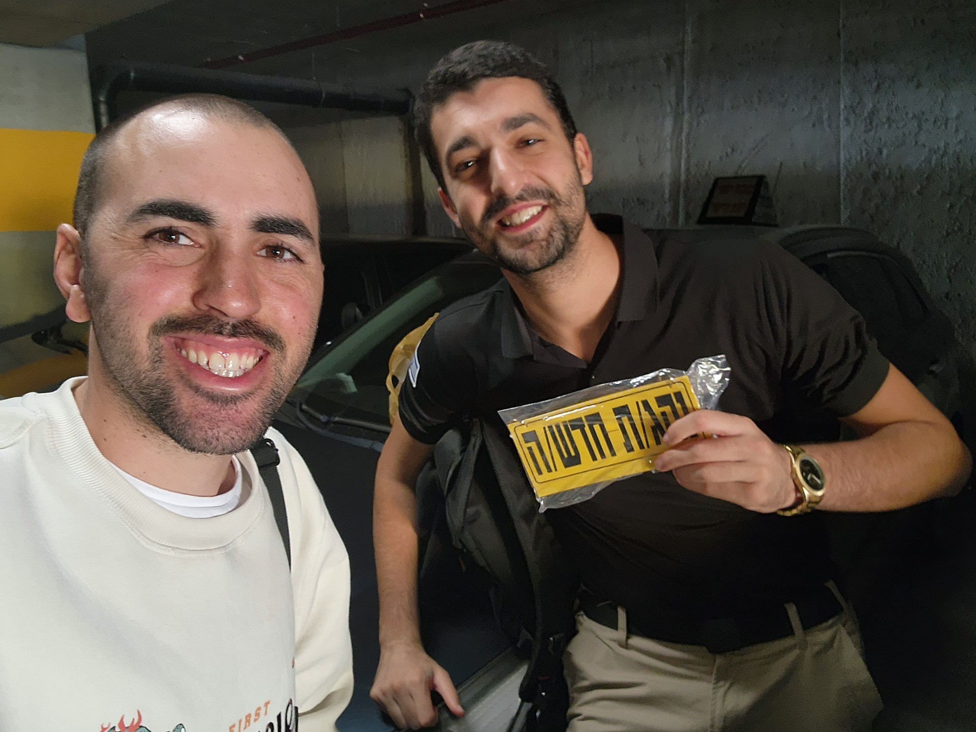 תלמיד עם שלומי שמחון, מורה נהיגה, מחזיק שלט "נהג חדש" לאחר המבחן – תמונה 13